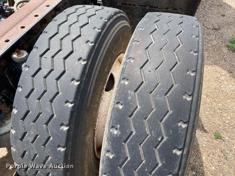 image for item DN5067 2005 Kenworth T800  semi truck