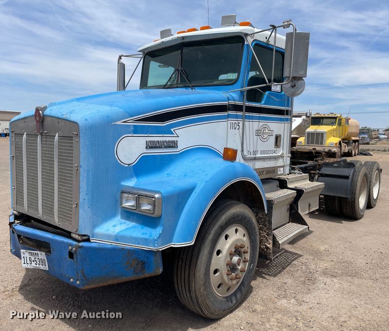 image for item DN5068 2001 Kenworth T800  semi truck