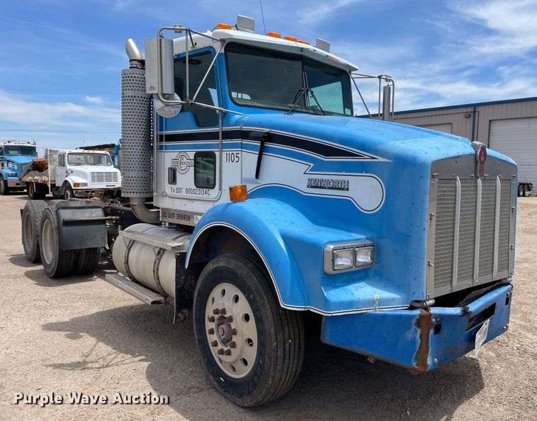 image for item DN5068 2001 Kenworth T800  semi truck