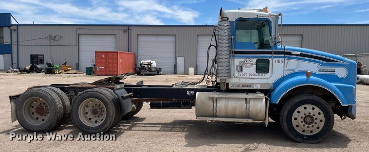 image for item DN5068 2001 Kenworth T800  semi truck