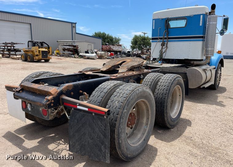 image for item DN5068 2001 Kenworth T800  semi truck