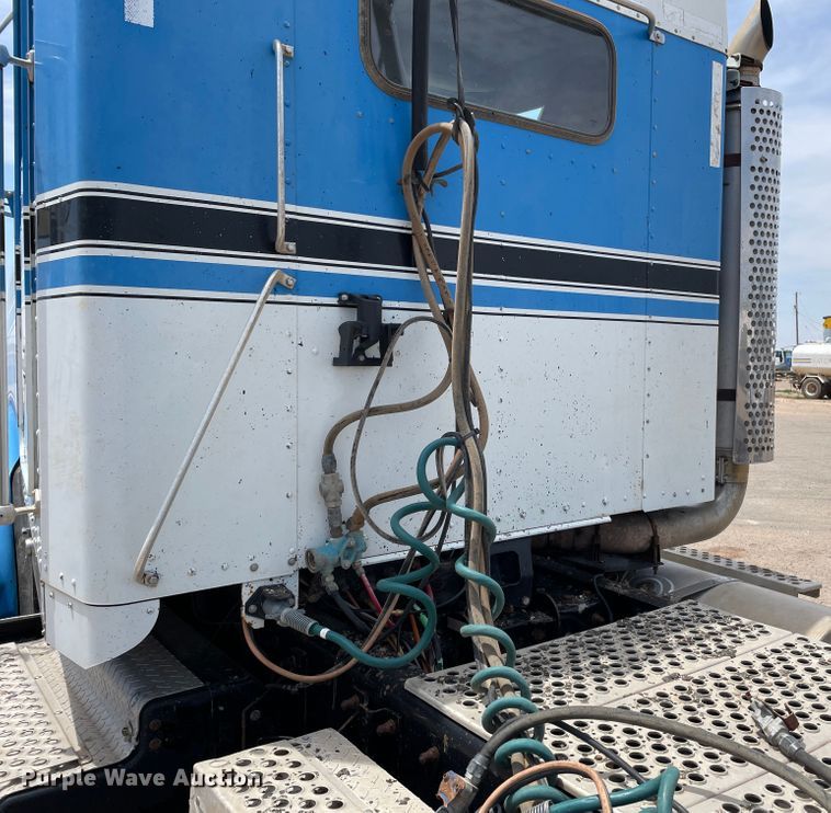 image for item DN5068 2001 Kenworth T800  semi truck