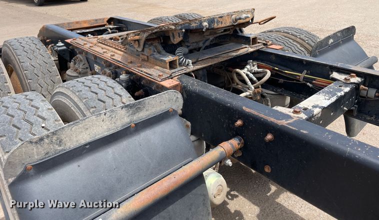 image for item DN5068 2001 Kenworth T800  semi truck