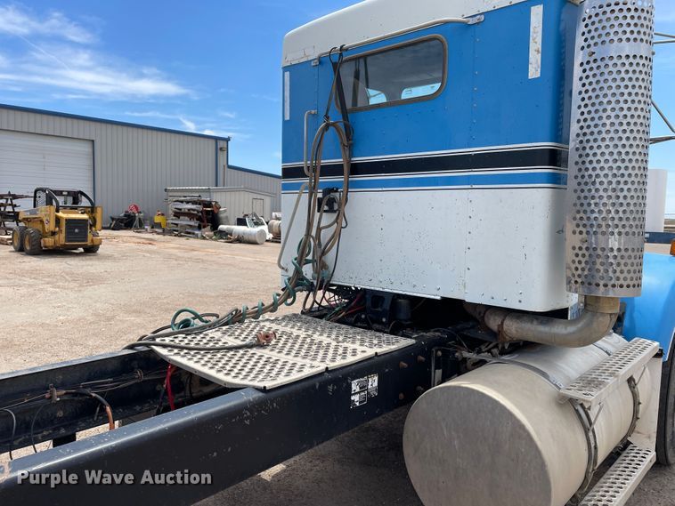 image for item DN5068 2001 Kenworth T800  semi truck