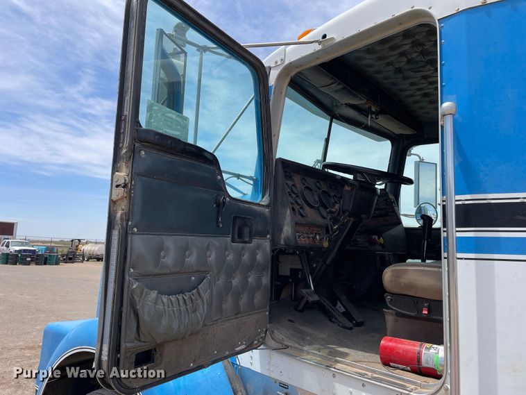 image for item DN5068 2001 Kenworth T800  semi truck