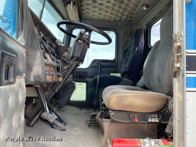 image for item DN5068 2001 Kenworth T800  semi truck