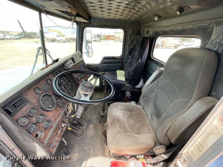 image for item DN5068 2001 Kenworth T800  semi truck