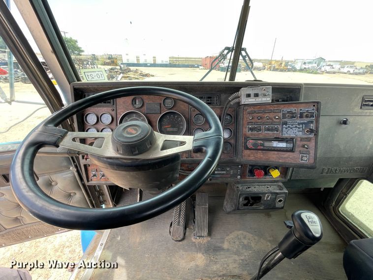 image for item DN5068 2001 Kenworth T800  semi truck