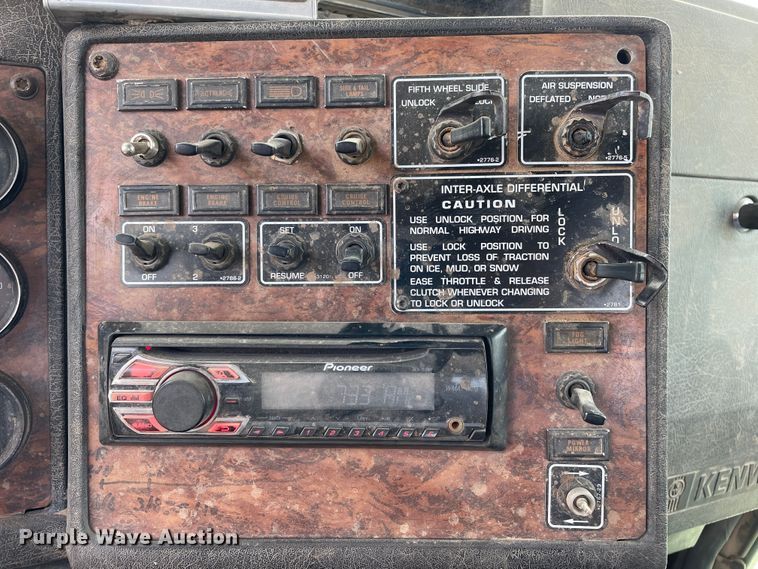 image for item DN5068 2001 Kenworth T800  semi truck