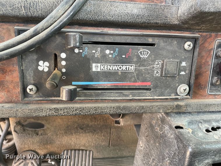 image for item DN5068 2001 Kenworth T800  semi truck