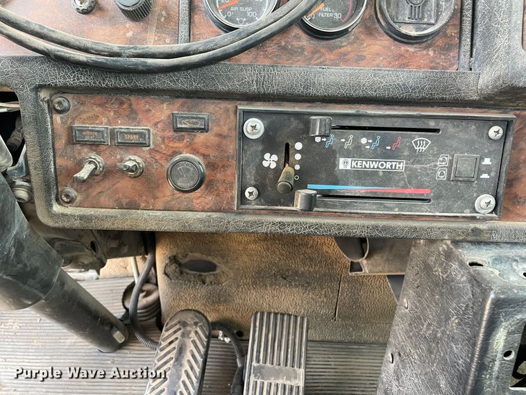 image for item DN5068 2001 Kenworth T800  semi truck