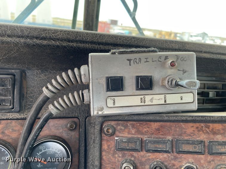 image for item DN5068 2001 Kenworth T800  semi truck