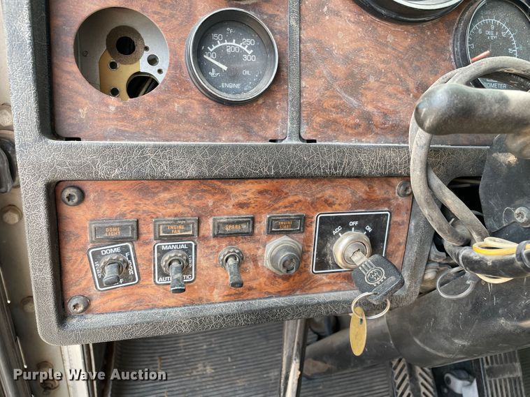 image for item DN5068 2001 Kenworth T800  semi truck