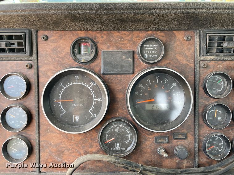 image for item DN5068 2001 Kenworth T800  semi truck