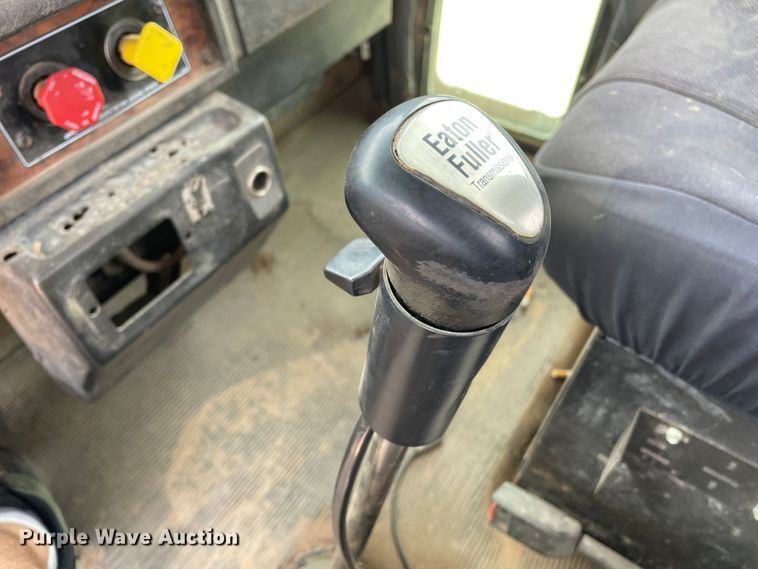 image for item DN5068 2001 Kenworth T800  semi truck