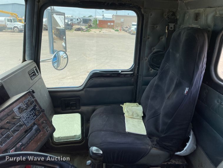 image for item DN5068 2001 Kenworth T800  semi truck