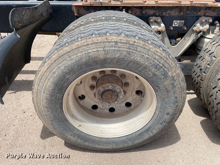 image for item DN5068 2001 Kenworth T800  semi truck