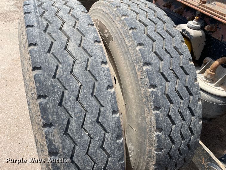 image for item DN5068 2001 Kenworth T800  semi truck