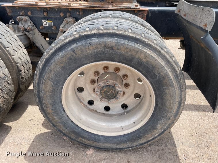 image for item DN5068 2001 Kenworth T800  semi truck