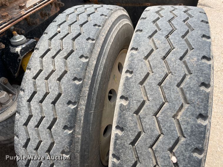 image for item DN5068 2001 Kenworth T800  semi truck