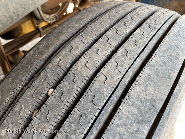 image for item DN5068 2001 Kenworth T800  semi truck