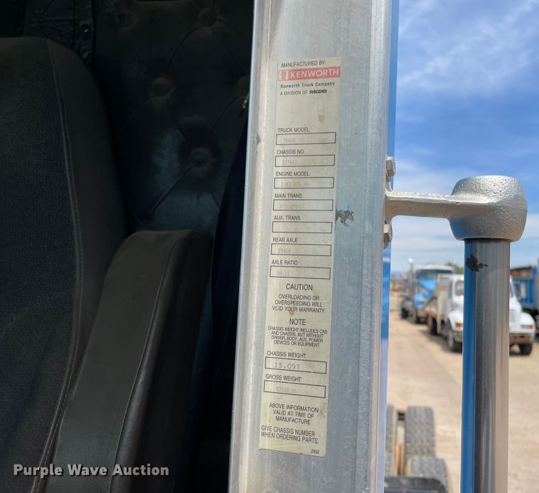image for item DN5068 2001 Kenworth T800  semi truck