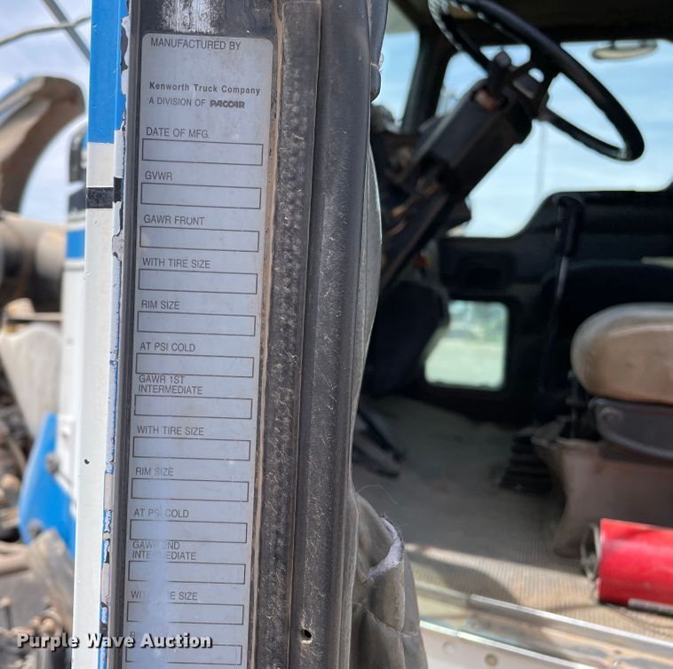 image for item DN5068 2001 Kenworth T800  semi truck