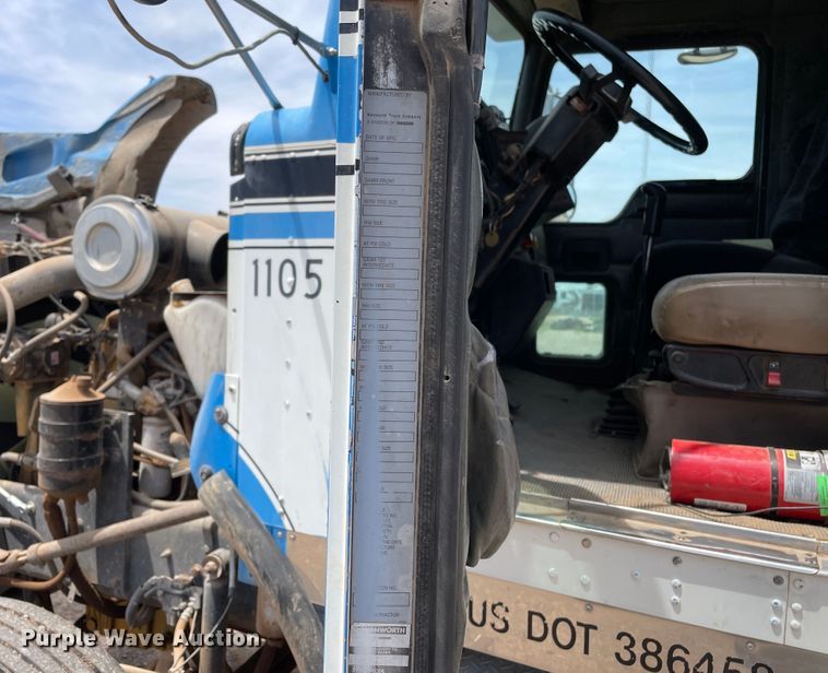 image for item DN5068 2001 Kenworth T800  semi truck