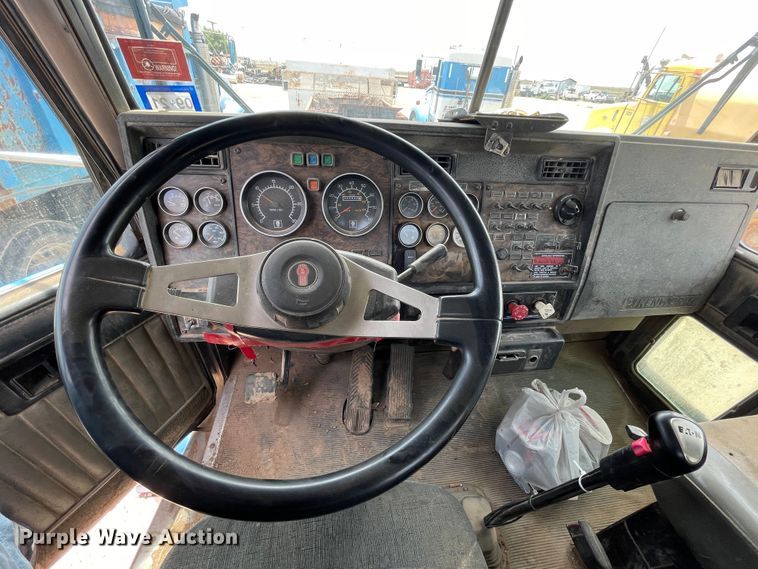 image for item DN5069 1998 Kenworth T800  semi truck