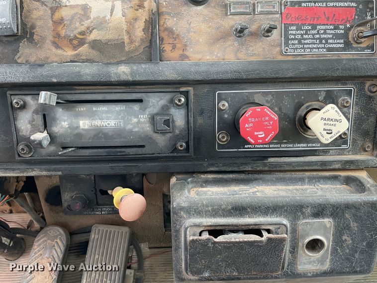 image for item DN5069 1998 Kenworth T800  semi truck