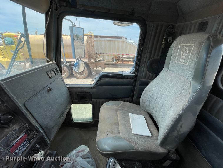 image for item DN5069 1998 Kenworth T800  semi truck
