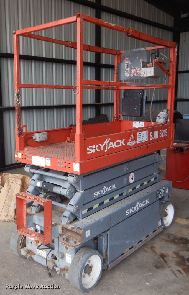 image for item DO1467 2015 Skyjack SJIII3219  scissor lift