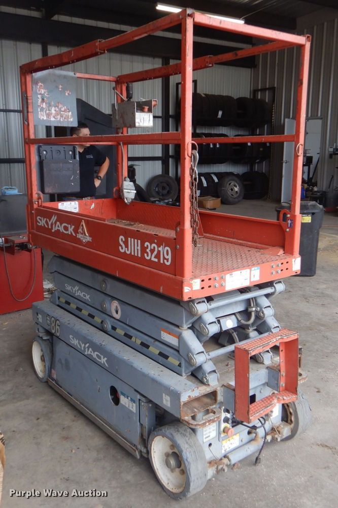 image for item DO1467 2015 Skyjack SJIII3219  scissor lift