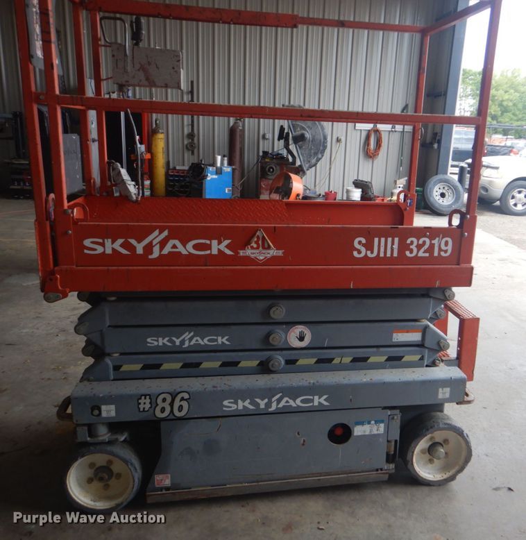 image for item DO1467 2015 Skyjack SJIII3219  scissor lift