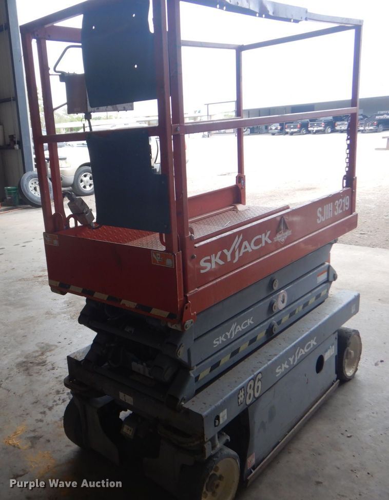 image for item DO1467 2015 Skyjack SJIII3219  scissor lift