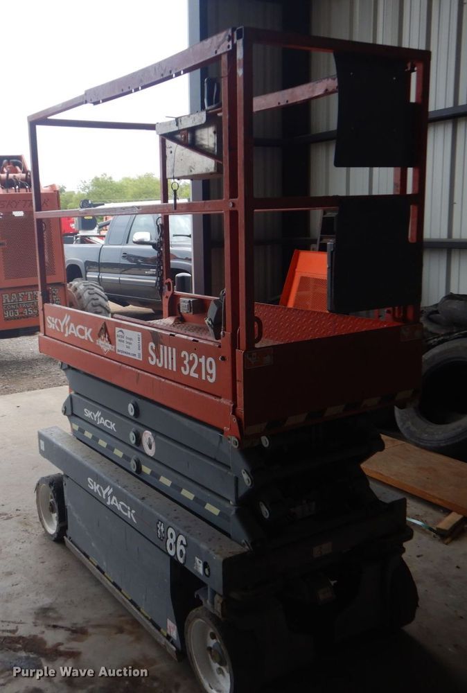 image for item DO1467 2015 Skyjack SJIII3219  scissor lift