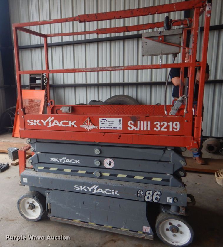 image for item DO1467 2015 Skyjack SJIII3219  scissor lift