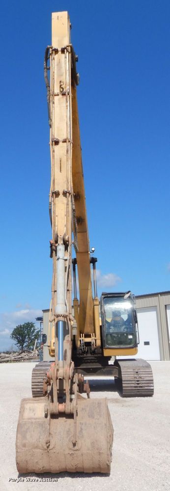 image for item DS8123 2006 John Deere 200C LC  excavator