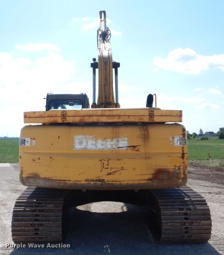 image for item DS8123 2006 John Deere 200C LC  excavator