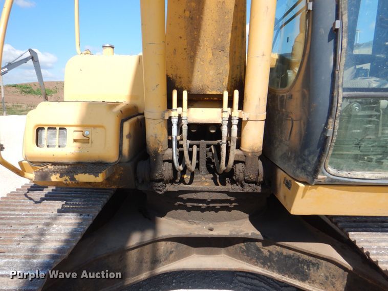 image for item DS8123 2006 John Deere 200C LC  excavator