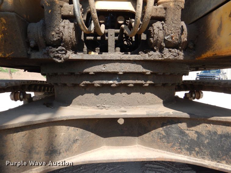 image for item DS8123 2006 John Deere 200C LC  excavator