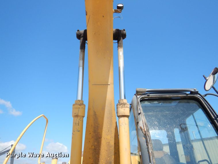 image for item DS8123 2006 John Deere 200C LC  excavator