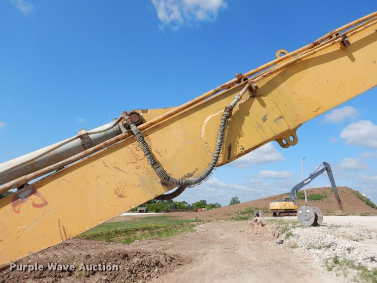 image for item DS8123 2006 John Deere 200C LC  excavator