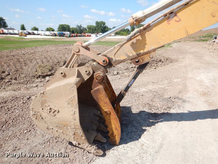 image for item DS8123 2006 John Deere 200C LC  excavator