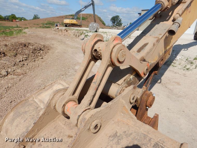 image for item DS8123 2006 John Deere 200C LC  excavator