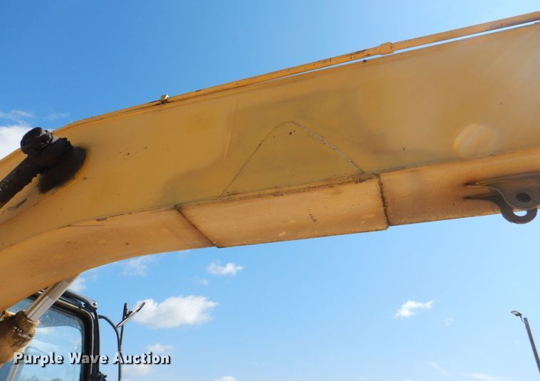 image for item DS8123 2006 John Deere 200C LC  excavator