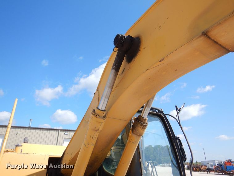image for item DS8123 2006 John Deere 200C LC  excavator
