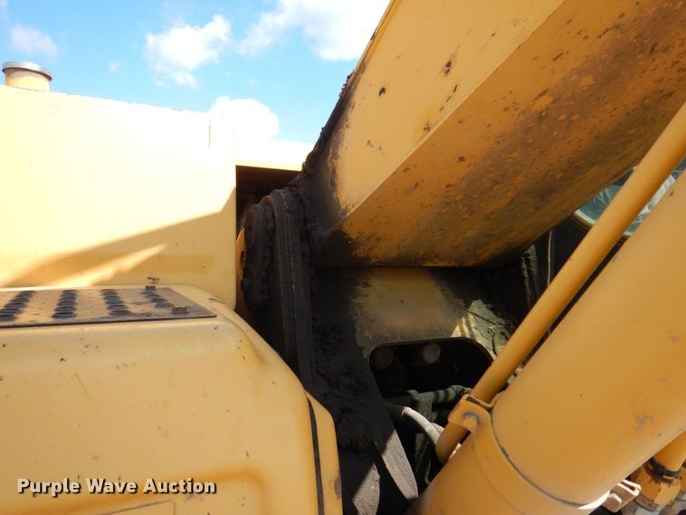 image for item DS8123 2006 John Deere 200C LC  excavator