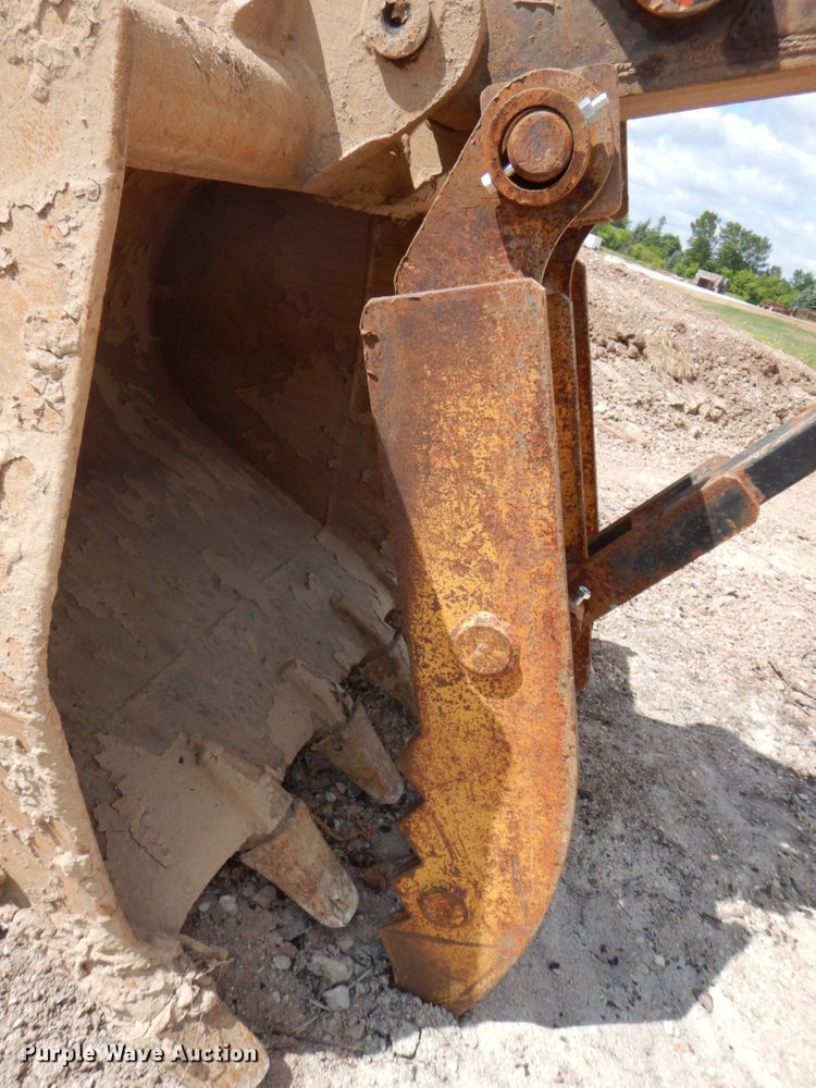 image for item DS8123 2006 John Deere 200C LC  excavator