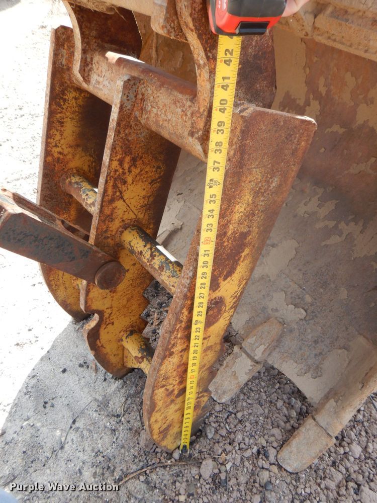 image for item DS8123 2006 John Deere 200C LC  excavator